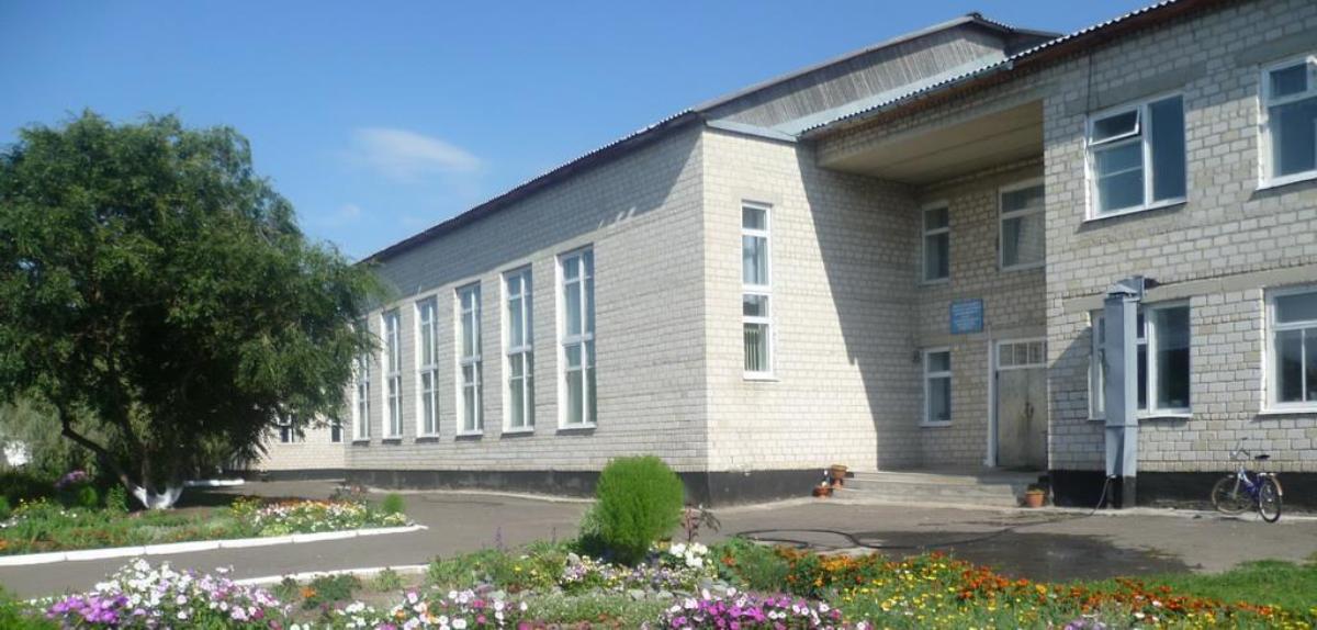 Главное здание Карповской школы